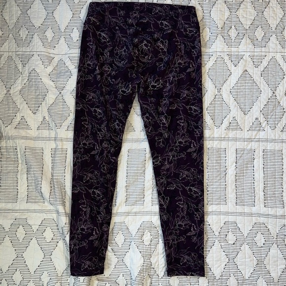 Stori - Floral Sports Bra and Leggings Set in Purple and White Size 12 - Picture 6 of 8